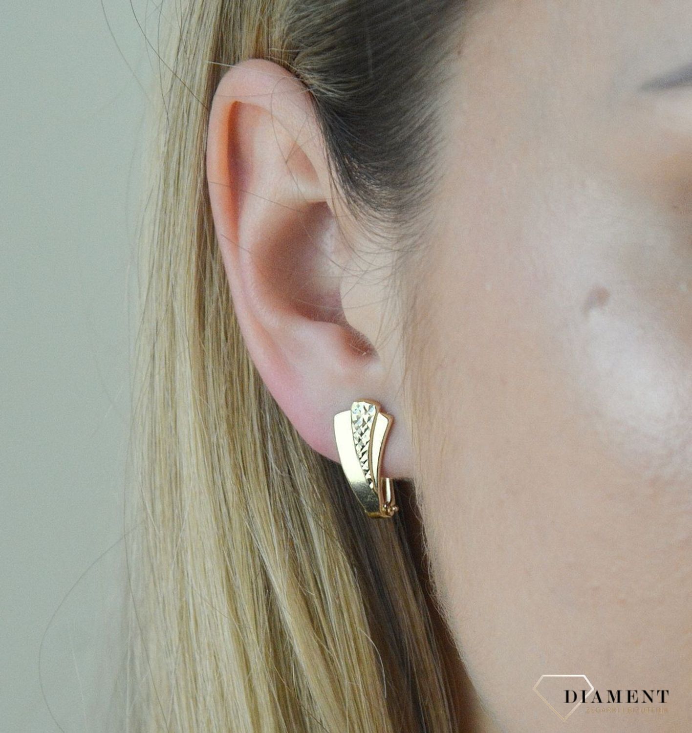 Kolczyki złote grawerowane pr 585 KL 9246B. Delikatne złote kolczyki na angielskie zapięcia wykonane są z 14-karatowego złota idealnie będą prezentowały się do codziennego użytku. Idealny prezent na każd.png